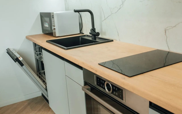 Квартира с Мансардными Окнами и Видом на Море