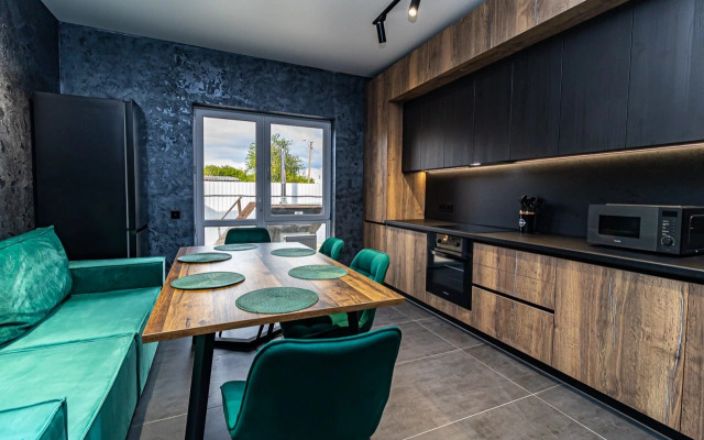 Частный дом с беседкой баней и чаном