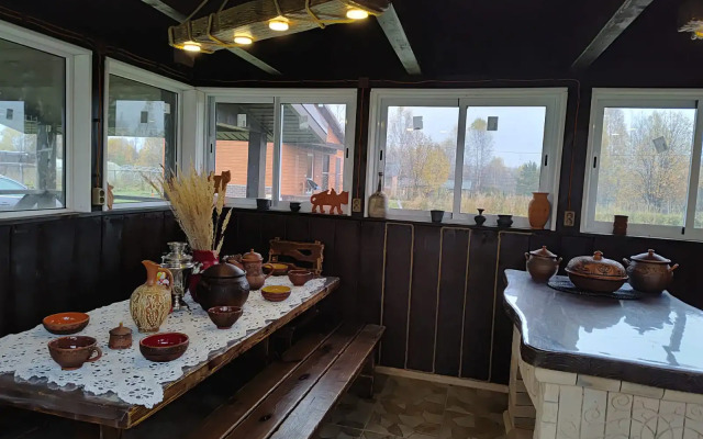 Частный дом с баней и пирсом на берегу пруда