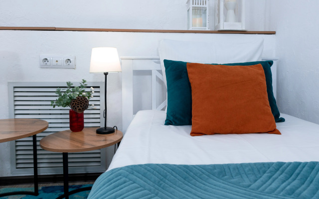 Atmosfernye na naberezhnoj v dome s kolonnami Lovets Snov 1 Apartments