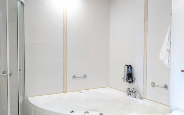 Apartamenty s Dzhakuzi na Ostrove.