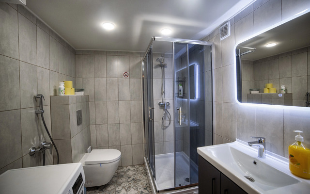 Sovremennaya studiya v tsentre goroda Flat