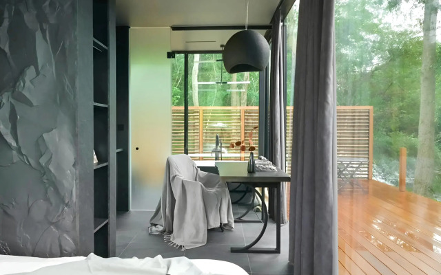 Private House na Beregu Reki s Avtorskim Dizaynom