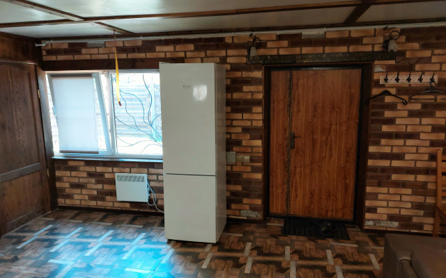 Частный дом с камином у реки