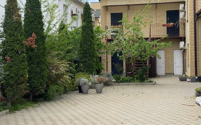 Zhemchuzhinka Guest House