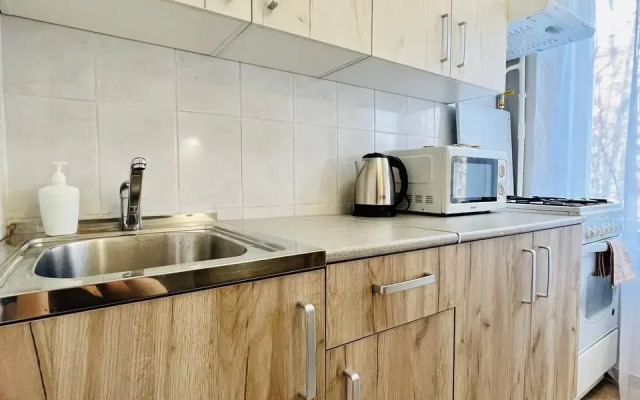 Uyutnaya 3-X Komnatnaya U Metro Akademicheskaya Flat