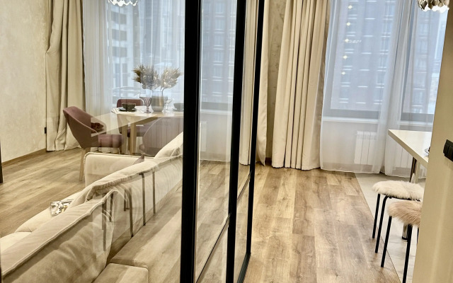 Dizaynerskiy 2-kh komnatny lyuks Flat