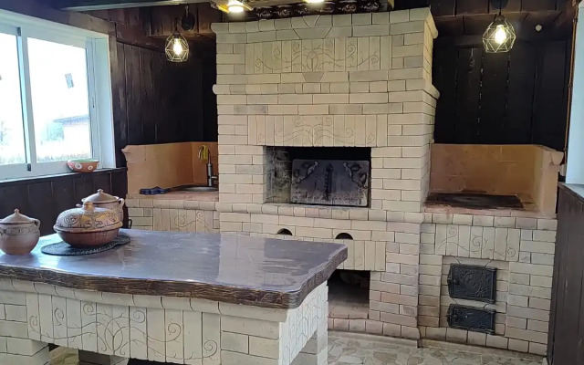 Частный дом с баней и пирсом на берегу пруда