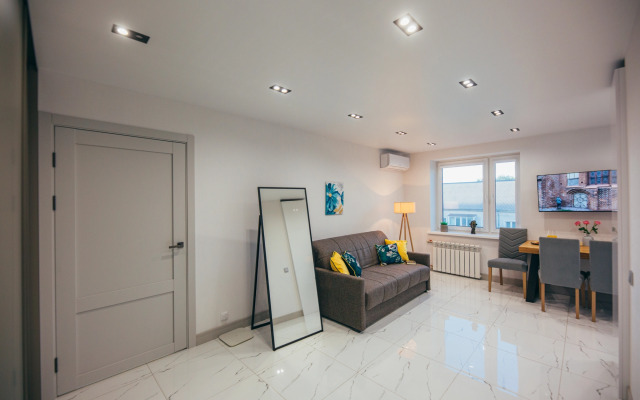 Privet, YA V Centre Flat