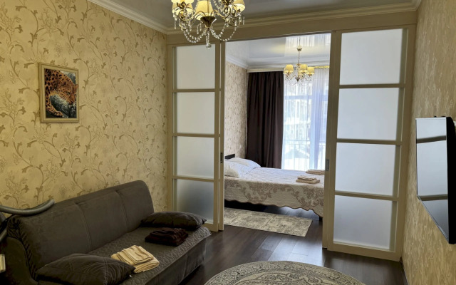 145 S Balkonom I Vitrazhnym Ostekleniem Flat