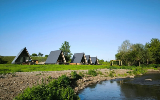 Шале двухэтажный А-фрейм с панорамным остеклением и террасой