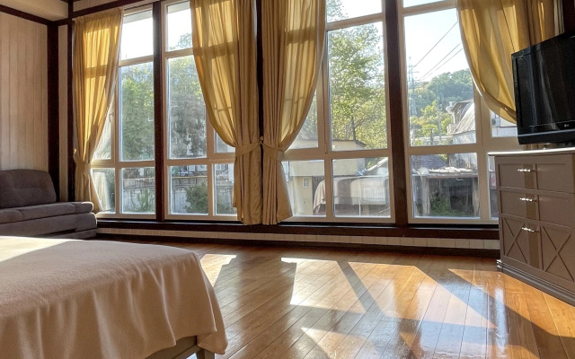 Chastny Kottedzh u reki Private house
