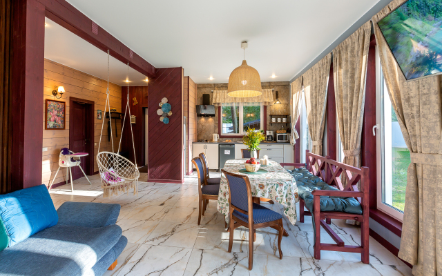 Tiffani Delyuks Guest House