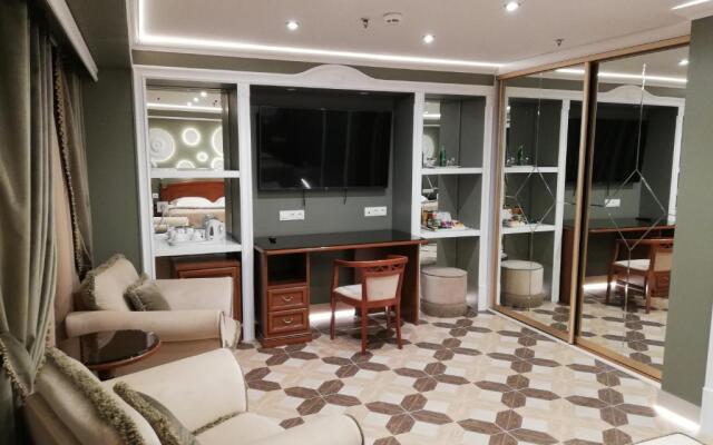 Crystal Luxe Hotel