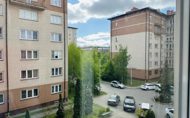 Orange Rimskaya Flat