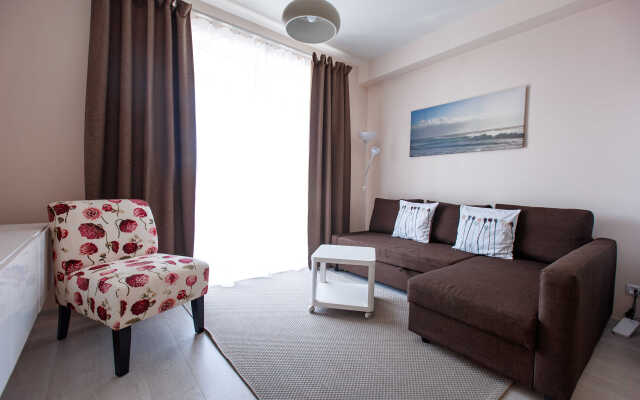 Komfort s otdelnoy spalney i balkonom Apartments