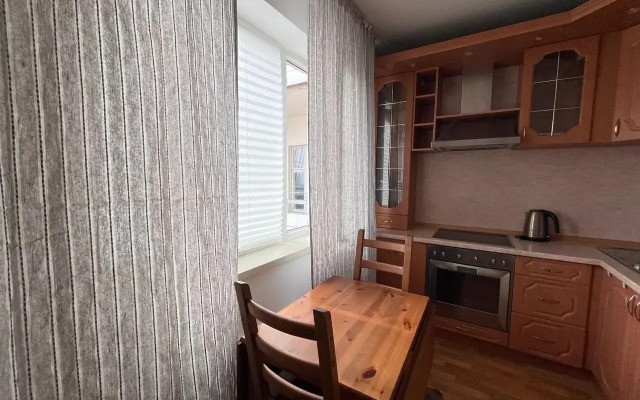 Uyutnaya kvartira s balkonom okolo metro Flat