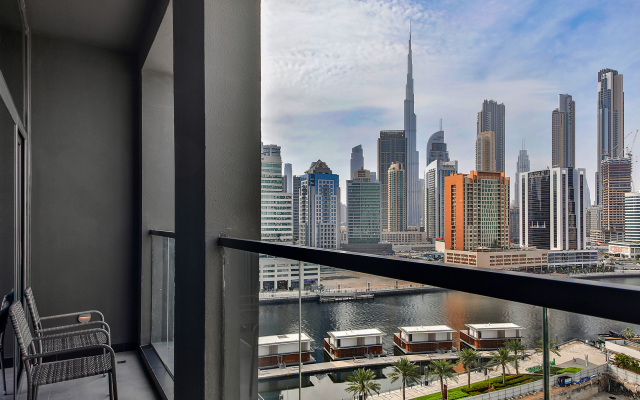 Апартаменты Luxe Waterfront 2BR with Canal & Burj Khalifa view