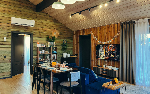 Частный дом с панорамными окнами с выходом на террасу и баней на дровах