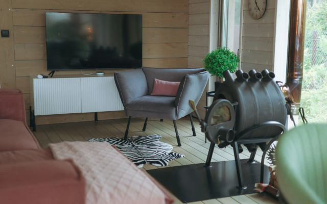 Частный дом с баней бочкой у воды и леса