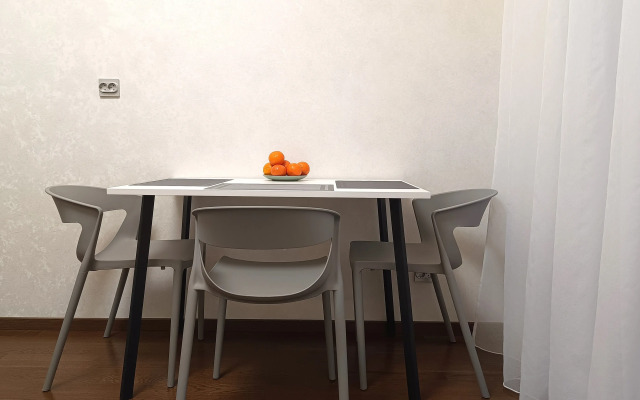 Uluchshennye Novy Lessner Apartments