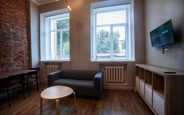 Sovremennaya dvukhurovnevaya studiya Flat