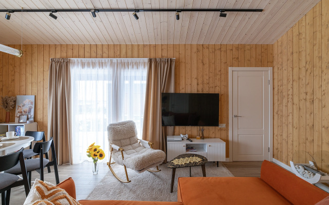 Uyutnyy dom s panoramnymi oknami s vykhodom na terrasu Private house