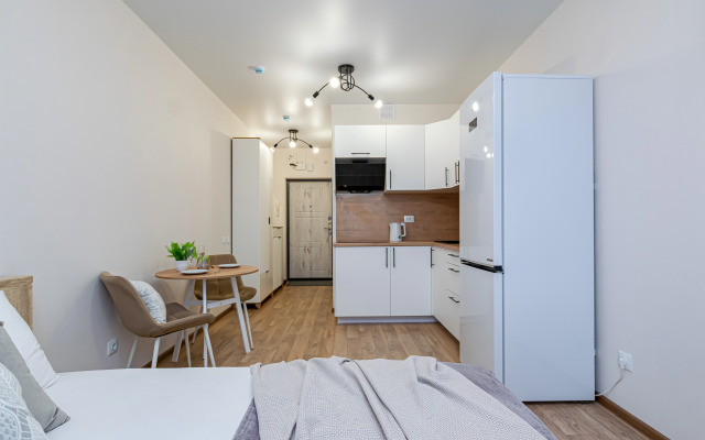 Svetlaya uyutnaya sovremennaya studiya u Planety Flat