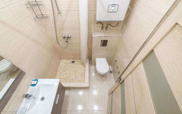 Studiya s razdel'nymi fasadami i vidom na basseyn Flat