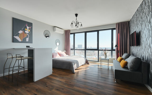 S panoramnym vidom na gorod Flat