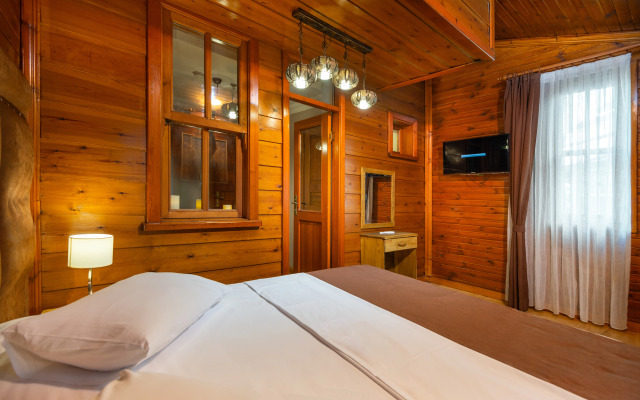 Wonder Wood Hotel