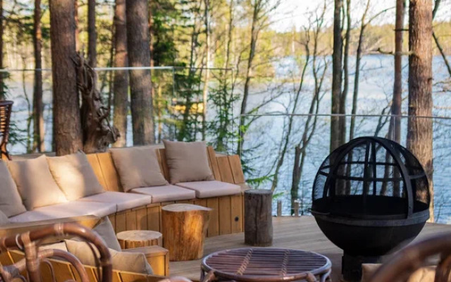 We Lodge Hotel