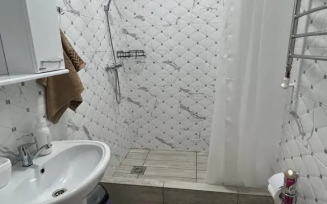 S baney i basseynom Private house