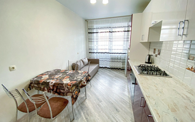 Kvartira s Panoramnym Balkonom v Novom Mikrorajone nedaleko ot Vyezda iz Goroda