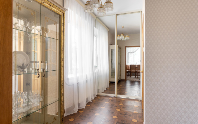 Prudius Apart v tsentre Kronshtadta s vidom na Morskoy Sobor Flat