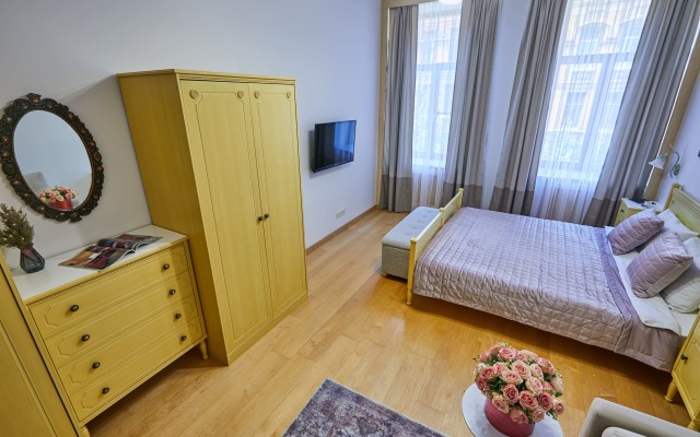 Квартира на 8 человек в Петербургском Стиле