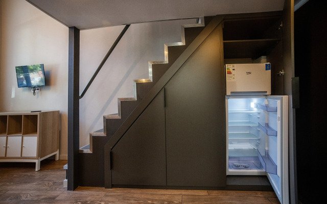 Sovremennaya dvukhurovnevaya studiya Flat