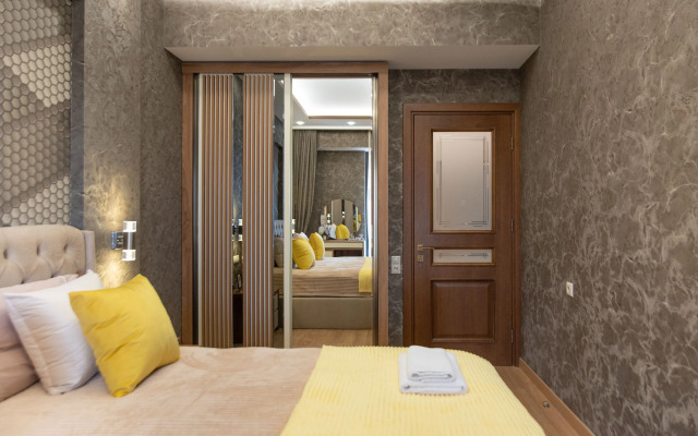 S Prostornoy Terrasoy i Vidom na Park Apartments