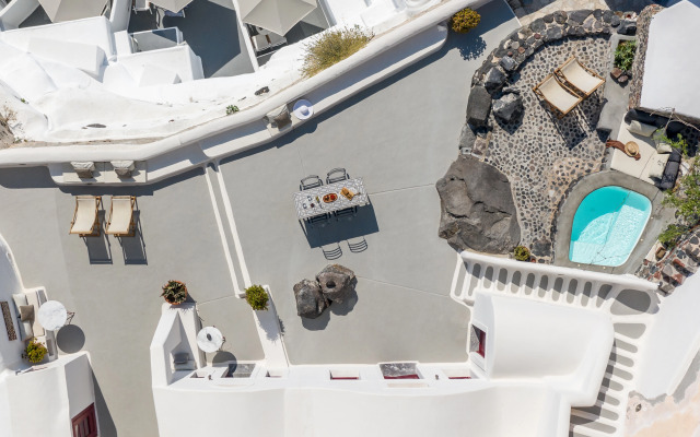 Parathira Cave Houses by Oia Villa