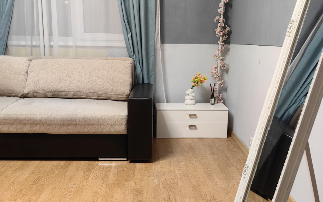 Otdel'naya Komnata ryadom s Metro Living Quarters