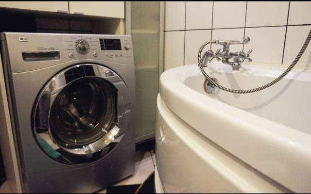 S Dzhakuzi V Tsentre Kalugi Flat