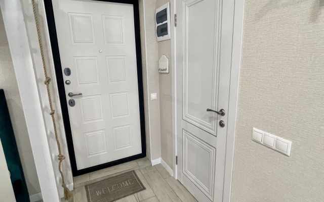 Studiya s panoramnymi oknami naprotiv otelya Mariott Flat