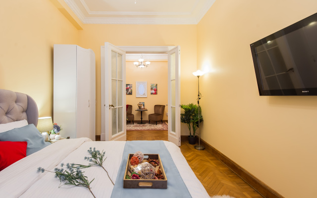 GM v Legendarnoj Stalinskoj vysotke Apartments