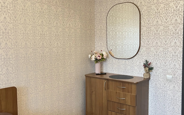 Квартира Просторная уютная трехкомнатная квартира в тихом районе