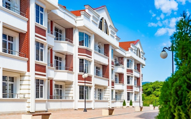 Monro Apartment