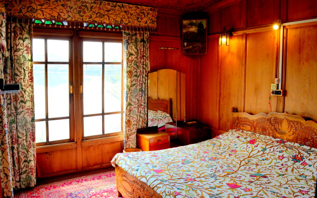 Houseboat Golden Flower Hotel