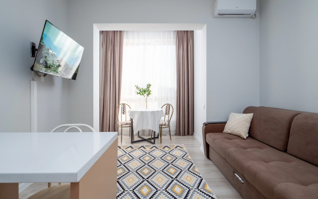 Yevrodvushka S Potryasayuschim Vidom Na Gory Flat