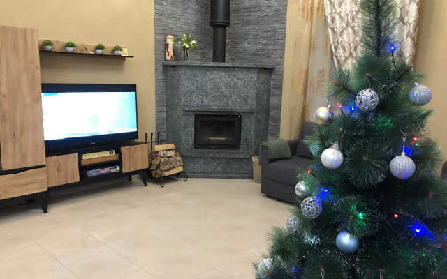 S Kaminom I Saunoy U Ozera Private House