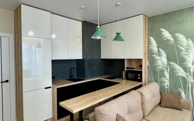 Uyutnaya studiya na beregu reki Kuznechikha Flat
