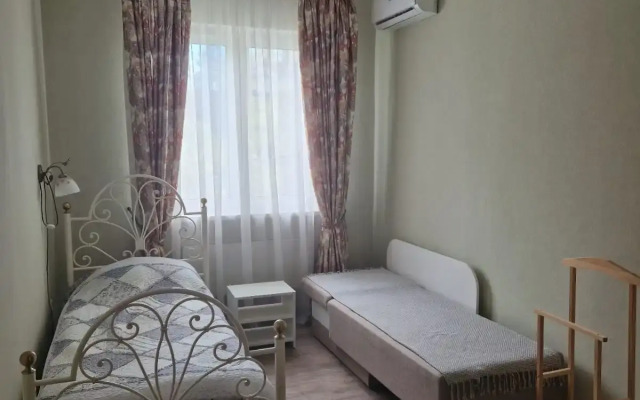 2-kh komn Solnechnaya storona per.Gruzinskiy Parkovka besplatno Flat